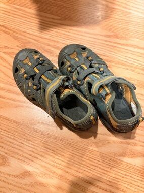 Merrell Kids Closed-Toe Adventure Sandals in Olive Green and Yellow Accents